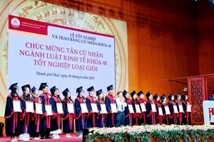 Trường Đại học Luật, Đại học Huế khen thưởng các tân cử nhân ngành Luật Kinh tế khóa 45 tốt nghiệp loại giỏi.