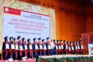 Trường Đại học Luật, Đại học Huế khen thưởng các tân cử nhân ngành Luật Kinh tế khóa 45 tốt nghiệp loại giỏi.