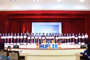 Trường Đại học Ngoại ngữ, Đại học Huế rao tặng giấy khen cho các tân cử nhân.