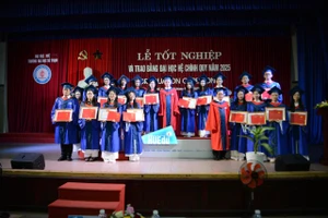 Ban Giám hiệu Trường Đại học Sư phạm, Đại học Huế chụp ảnh cùng thủ khoa trường và thủ khoa các ngành.