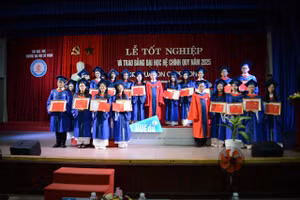 Ban Giám hiệu Trường Đại học Sư phạm, Đại học Huế chụp ảnh cùng thủ khoa trường và thủ khoa các ngành.