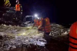 Công an TP Huế chạy đua với thời gian, cứu 4 người mắc kẹt dưới lòng suối khi nước lũ đổ về. (Ảnh: CACC)