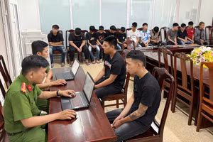 Công an TP Huế lấy lời khai 11 thanh thiếu niên mang theo hung khí chạy xe máy trên đường gây bức xúc cho người dân. (Ảnh: CACC)