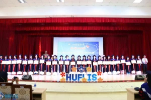 Trường Đại học Ngoại ngữ, Đại học Huế rao tặng giấy khen cho các tân cử nhân.