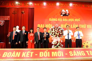 Lãnh đạo TP Huế tặng hoa chúc mừng Đại hội Đảng bộ Đại học Huế nhiệm kỳ 2025-2030.