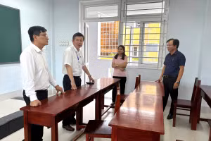 Lãnh đạo Sở GD&ĐT TP Huế đi kiểm tra các điểm thi tốt nghiệp THPT 2025.