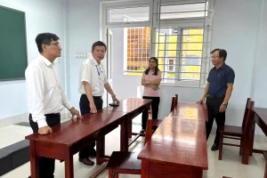 Lãnh đạo Sở GD&ĐT TP Huế đi kiểm tra các điểm thi tốt nghiệp THPT 2025.