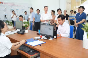 Chủ tịch UBND TP Huế Nguyễn Văn Phương kiểm tra việc vận hành thử mô hình chính quyền địa phương 2 cấp. (Ảnh: Ngọc Hiếu)