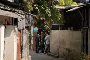 Công an TP Huế khám nghiệm hiện trường nơi 3 người gia đình vợ cũ của ông Phan Văn Phú bị đâm thương vong. (Ảnh: N.H)