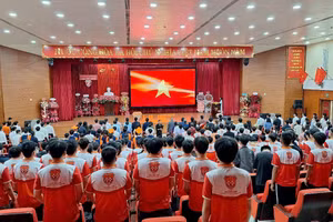 Khoa Kỹ thuật và Công nghệ - Đại học Huế làm lễ chào cờ tại Lễ tốt nghiệp niên khóa đầu tiên. 