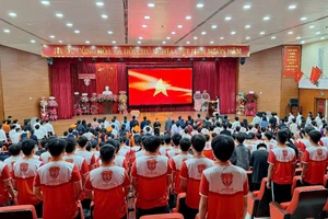 Khoa Kỹ thuật và Công nghệ - Đại học Huế làm lễ chào cờ tại Lễ tốt nghiệp niên khóa đầu tiên.