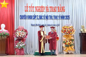 Trường Đại học Y - Dược, Đại học Huế trao bằng CK cấp II, cao học, BS nội trú. (Ảnh: Đại Dương)