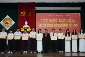 Ông Nguyễn Văn Phương, Chủ tịch UBND Thành phố Huế tuyên dương, khen thưởng các học sinh giỏi cấp quốc gia năm học 2024-2025. (Ảnh: Ngọc Hiếu)