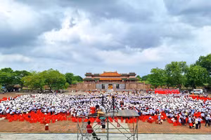 Hàng ngàn học sinh tỉnh Thừa Thiên Huế ráo riết chuẩn bị cho các tiết mục đồng diễn cổ vũ trận chung kết Đường lên đỉnh Olympia sáng 13/10. (Ảnh: Đại Dương)