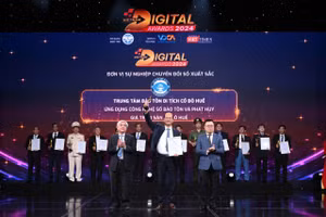 Ông Hoàng Việt Trung, Giám đốc Trung tâm Bảo tồn Di tích Cố đô Huế thay mặt đơn vị nhận giải thưởng Chuyển đổi số Việt Nam 2024.