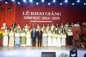 Trao tặng học bổng cho các thủ khoa Trường Đại học Sư phạm, Đại học Huế trong Lễ khai giảng năm học mới. (Ảnh: Huy Lê)