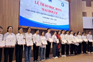 Lễ trao học bổng Mai Dolch tại Trường Đại học Y - Dược, Đại học Huế. (Ảnh: Đại Dương)