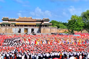 Học sinh Huế xếp nón lá hình ngôi sao khổng lồ tại Quảng trường Ngọ Môn. (Ảnh: Đại Dương)