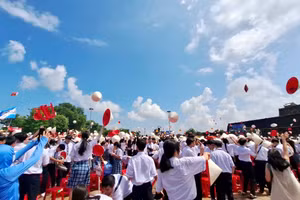 Người dân và học sinh cổ vũ ở Quảng trường Ngọ Môn tung nón khi Phú Đức chiến thắng. (Ảnh: Đại Dương)