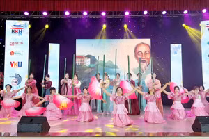 Tiết mục văn nghệ giao lưu văn hóa Hàn Quốc - Việt Nam tại sự kiện “Ngày hội Ngôn ngữ và văn hóa Hàn Quốc tại miền Trung Việt Nam” lần thứ 4.