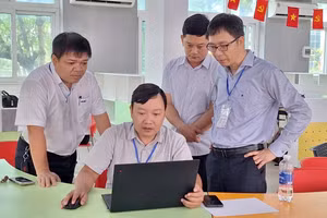 Ban tổ chức theo dõi diễn biến vòng thi sơ loại.