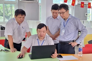 Ban tổ chức theo dõi diễn biến vòng thi sơ loại.