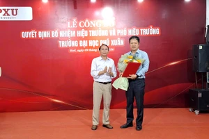 Trao quyết định bổ nhiệm Hiệu trưởng Trường Đại học Phú Xuân cho TS Đàm Quang Minh.
