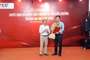 Trao quyết định bổ nhiệm Hiệu trưởng Trường Đại học Phú Xuân cho TS Đàm Quang Minh.