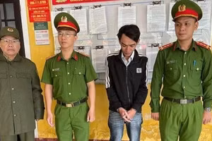 Nguyễn Ngọc Hậu (thứ 2 từ phải sang) lừa đảo hơn 372 triệu đồng qua "chiêu bài" bán vàng giá rẻ tại cơ quan công an.