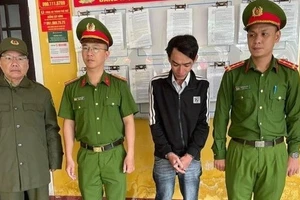 Nguyễn Ngọc Hậu (thứ 2 từ phải sang) lừa đảo hơn 372 triệu đồng qua "chiêu bài" bán vàng giá rẻ tại cơ quan công an.