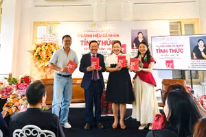 Nữ CEO Thái Thu (thứ 2 từ phải qua) ra mắt sách về xây dựng thương hiệu cá nhân.