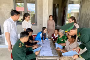 Các cán bộ và Bộ đội Biên phòng vùng cao TP Huế đến nhà dân tuyên truyền và phổ biến công tác bầu cử đại biểu Quốc hội khóa XVI và đại biểu HĐND các cấp nhiệm kỳ 2026-2031.