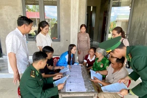 Các cán bộ và Bộ đội Biên phòng vùng cao TP Huế đến nhà dân tuyên truyền và phổ biến công tác bầu cử đại biểu Quốc hội khóa XVI và đại biểu HĐND các cấp nhiệm kỳ 2026-2031.