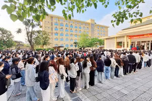 Hơn 2.600 sinh viên Trường Đại học Kinh tế, Đại học Huế đi bầu cử từ sáng sớm tại trường.