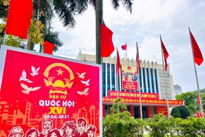 Nhiều tuyến phố ở TP Huế rực rỡ cờ Tổ quốc, pano, áp phích cổ động, lan tỏa không khí phấn khởi hướng về ngày hội bầu cử.