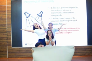 Các giáo viên tại TP Huế tập huấn mô hình "Thế giới trò chơi tư duy" để nâng cao phương pháp giảng dạy.