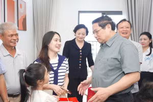 Đoàn công tác Thủ tướng Phạm Minh Chính thăm hộ dân ở khu nhà ở xã hội tại TP Huế.