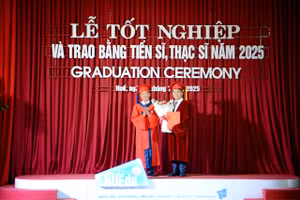 Trao bằng cho các tân tiến sĩ đào tạo tại Trường Đại học Sư phạm, Đại học Huế. (Ảnh: Huy Lê)