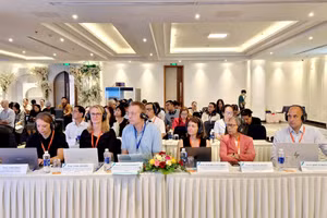 Các báo cáo viên quốc tế tại Hội nghị Tâm lý trị liệu Việt – Đức tổ chức tại TP Huế. (Ảnh: Đại Dương)