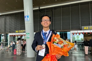 Trần Lê Thiện Nhân, lớp 12 chuyên Lí, Trường THPT chuyên Quốc Học - Huế và tấm Huy chương Bạc Olympic Vật lí Quốc tế năm 2025.
