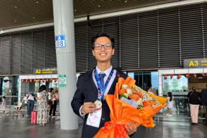 Trần Lê Thiện Nhân, lớp 12 chuyên Lí, Trường THPT chuyên Quốc Học - Huế và tấm Huy chương Bạc Olympic Vật lí Quốc tế năm 2025.