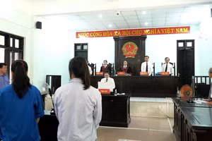 Tòa án nhân dân TP Huế xét xử sơ thẩm vụ án lừa đảo, chiếm đoạt tài sản và lạm dụng tín nhiệm chiếm đoạt tài sản. (Ảnh: M.N.)