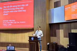 Các chuyên gia thế giới và Việt Nam trình bày về ứng dụng AI trong các lĩnh vực Công nghệ thông tin, Y Dược, Nông nghiệp, Hàng không, Du lịch. (Ảnh: Đại Dương)