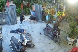 Hiện trường anh H.Đ.D. (nằm dưới đất) bị thanh niên áo đen cầm dao đâm tử vong. (Ảnh: trích xuất từ camera)