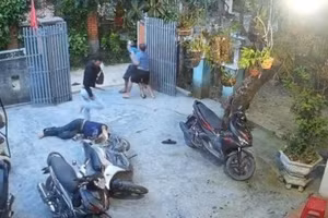 Hiện trường anh H.Đ.D. (nằm dưới đất) bị thanh niên áo đen cầm dao đâm tử vong. (Ảnh: trích xuất từ camera)