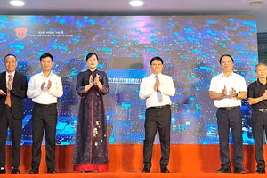 Lãnh đạo TP Huế, các Sở ban ngành và Đại học Huế bấm nút công bố 2 chương trình đào tạo mới trong lĩnh vực bán dẫn và kỹ thuật điện tử. (Ảnh: Đại Dương)