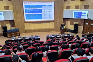 Lễ trao tặng máy huyết áp điện tử hỗ trợ quản lý tăng huyết áp tại cộng đồng cho tuyến y tế cơ sở. (Ảnh: Đại Dương)