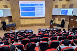 Lễ trao tặng máy huyết áp điện tử hỗ trợ quản lý tăng huyết áp tại cộng đồng cho tuyến y tế cơ sở. (Ảnh: Đại Dương)