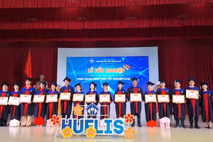 Khen thưởng các sinh viên hệ liên thông và bằng hai đạt loại giỏi tại buổi Lễ tốt nghiệp Trường Đại học Ngoại ngữ, Đại học Huế. (Ảnh: Đại Dương)