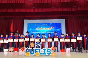 Khen thưởng các sinh viên hệ liên thông và bằng hai đạt loại giỏi tại buổi Lễ tốt nghiệp Trường Đại học Ngoại ngữ, Đại học Huế. (Ảnh: Đại Dương)